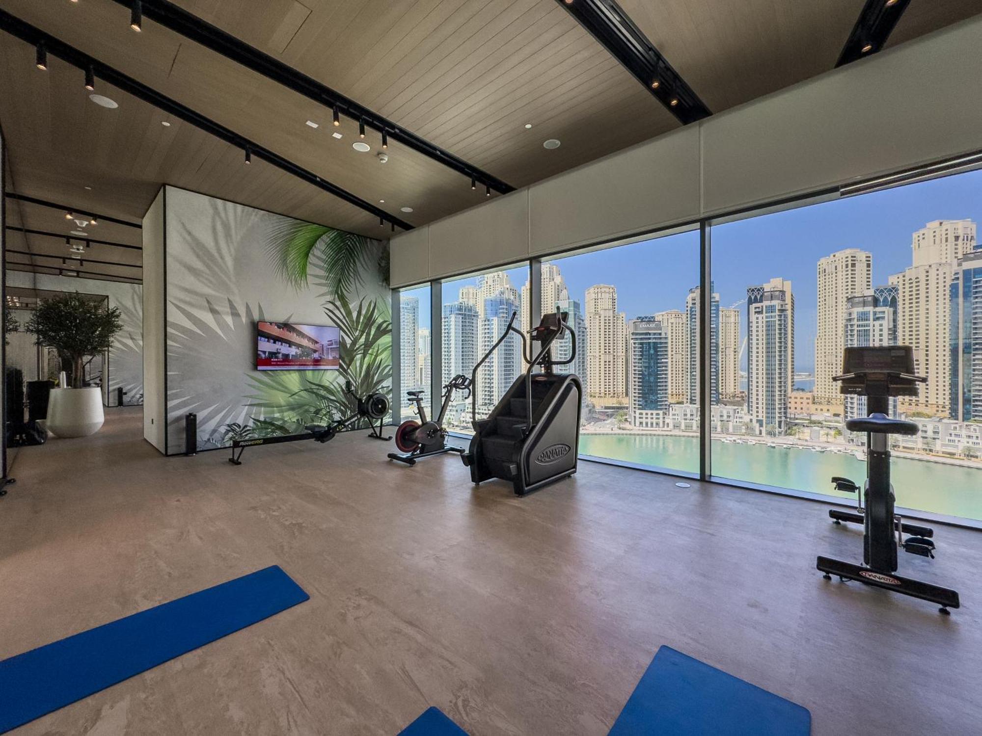Vida Marina & Yacht Club With Starbucks Below Dubai