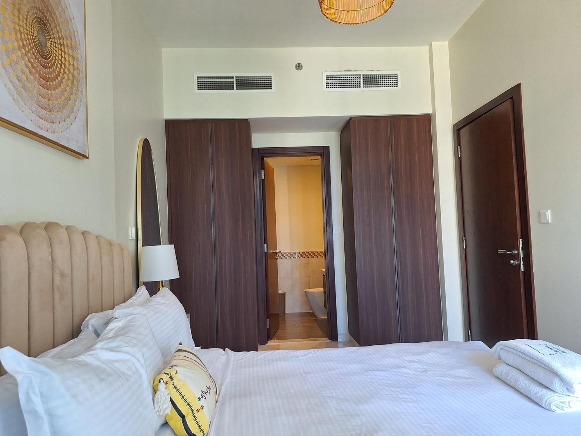 Burj Khalifa View! Modern 2br In Dubai's Business Bay Apartment Dubai
