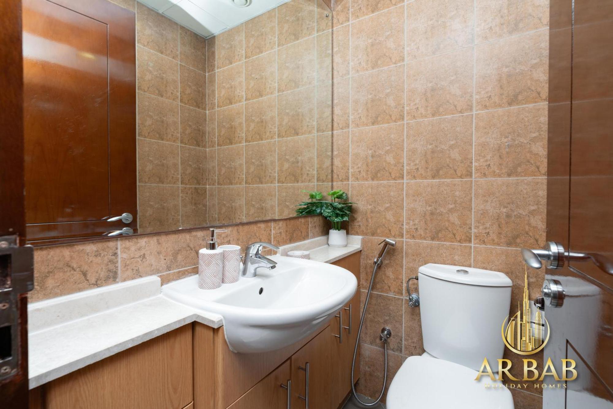 Hamilton Residence - Luxury 1Br Best Canal View - Business Bay Apartment *