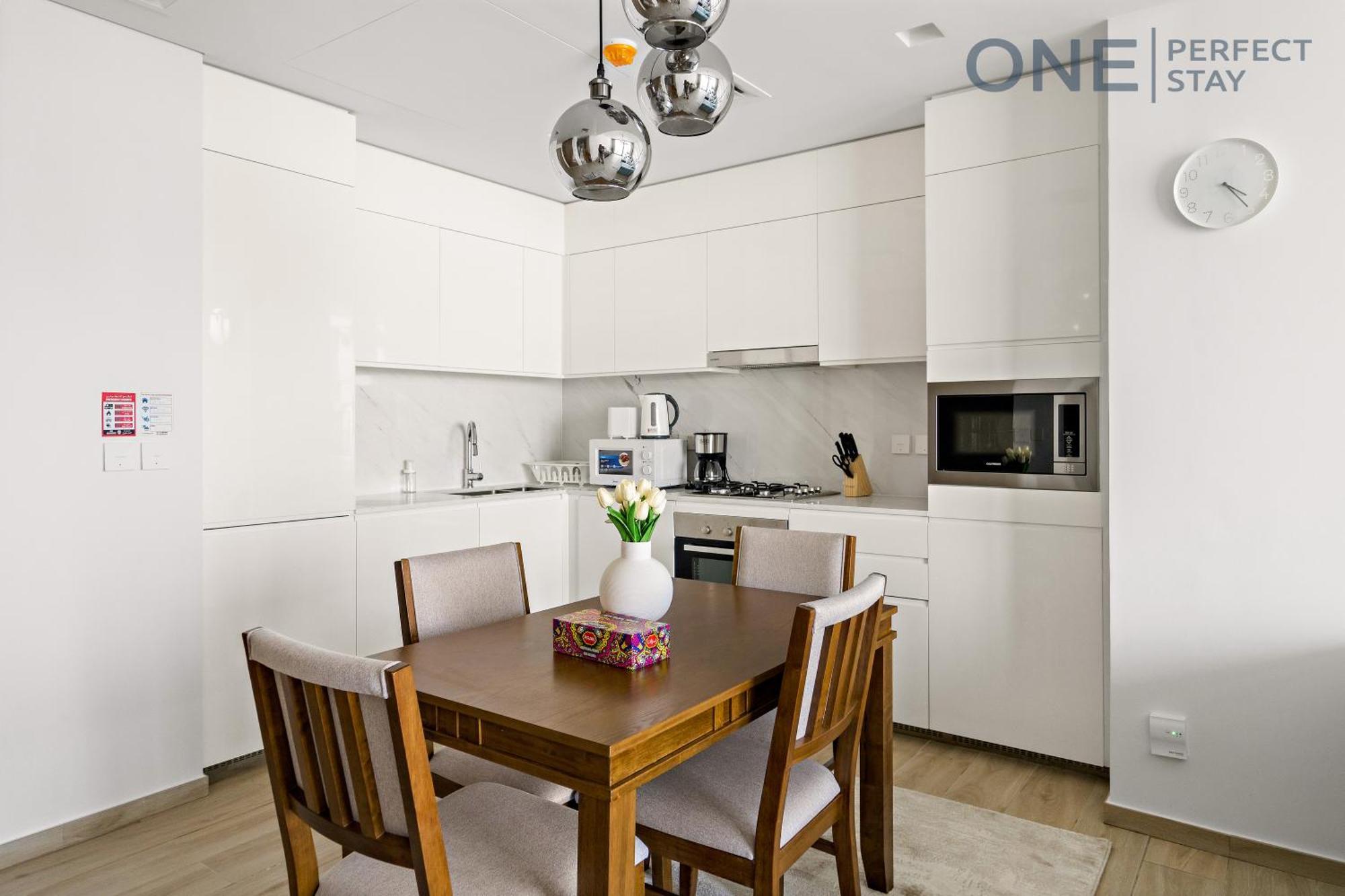 Stylish 2br With Infinity Pool In Creek Apartment Dubai