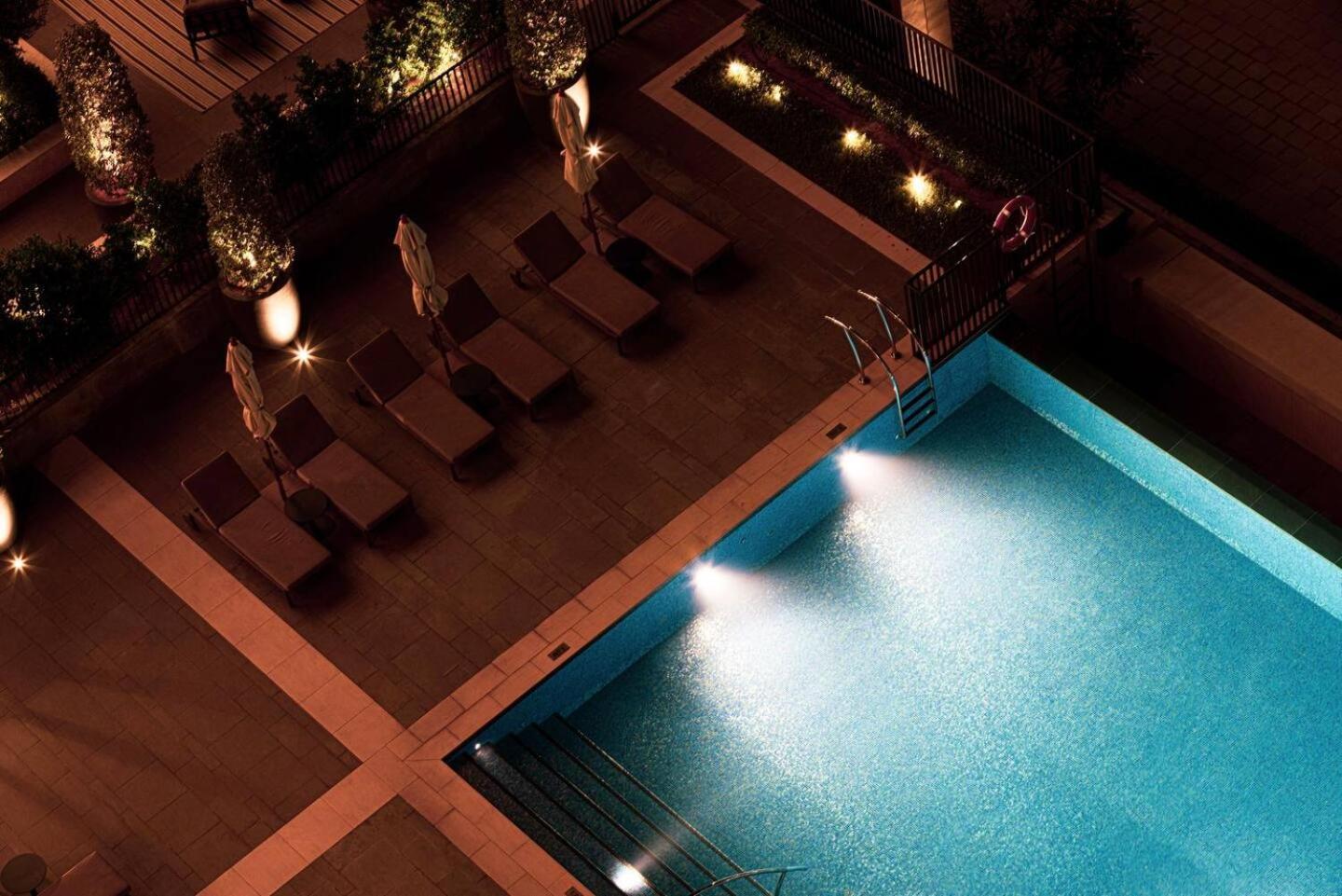 Stylish 2br With Infinity Pool In Creek Apartment