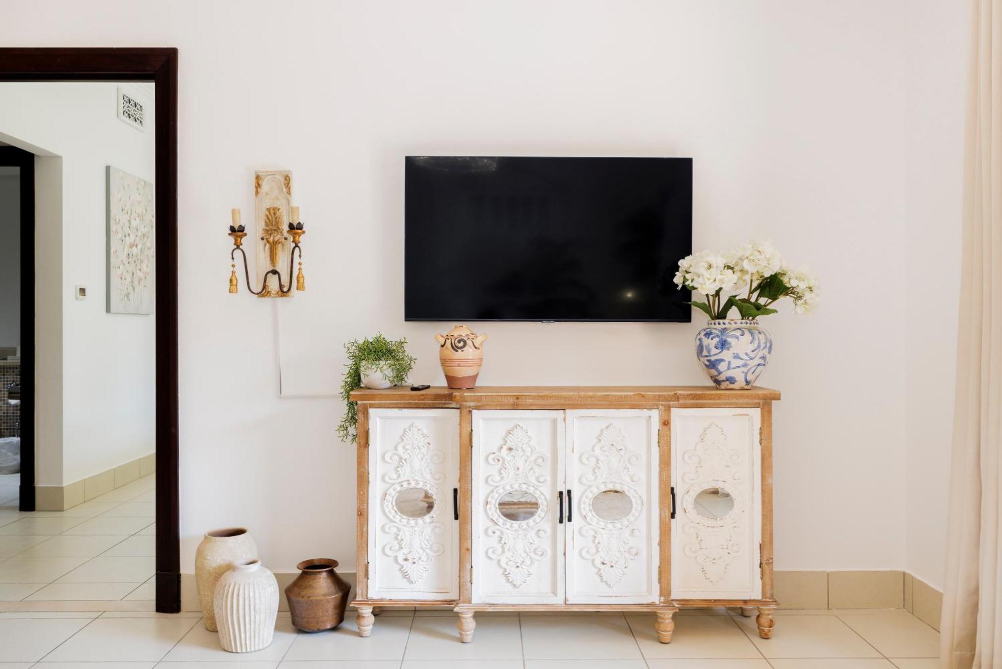 Luxury 1-br Near Burj Apartment *