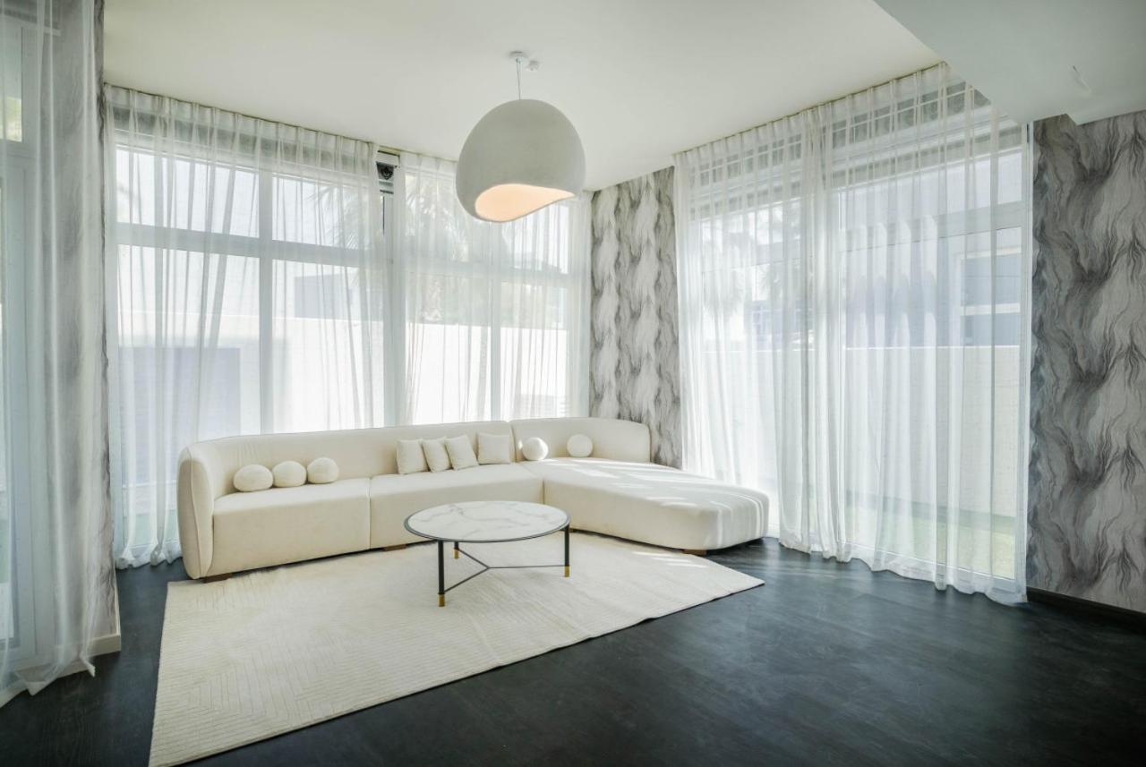 Luxurious 6-bedroom With Scenic Views