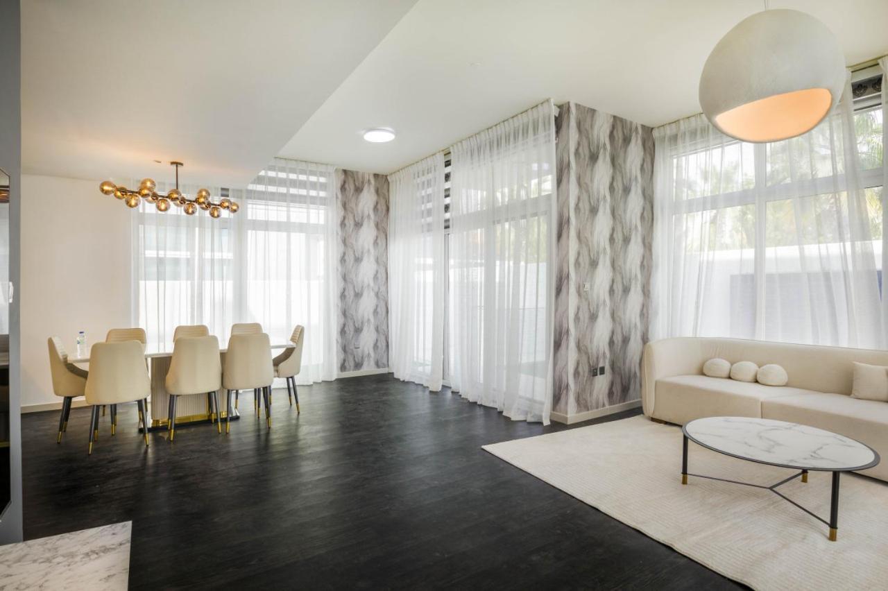 Villa Luxurious 6-bedroom With Scenic Views