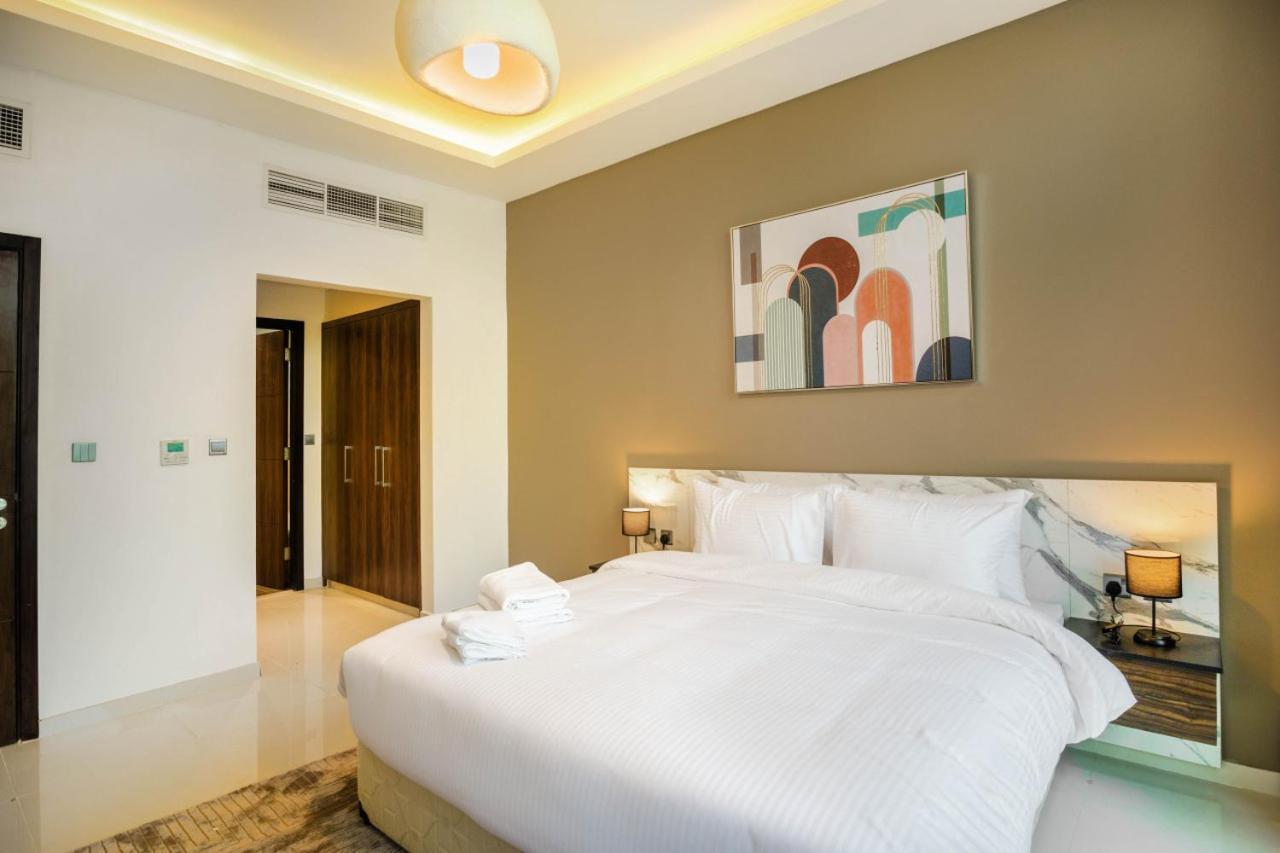 Luxurious 6-bedroom With Scenic Views *