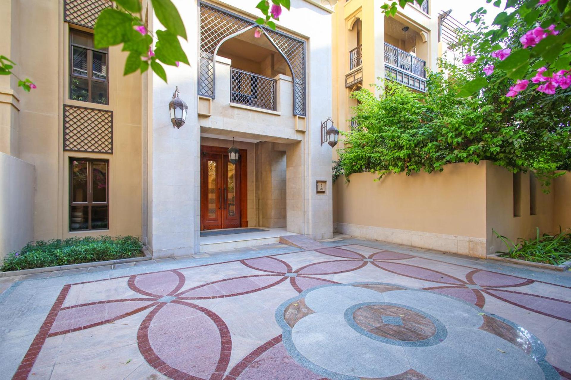 Elegant Old Town Escape With Burj Views & Near Mall * Dubai