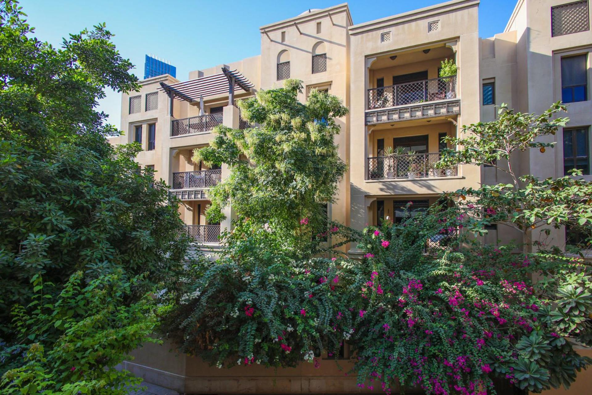 Elegant Old Town Escape With Burj Views & Near Mall Apartment *
