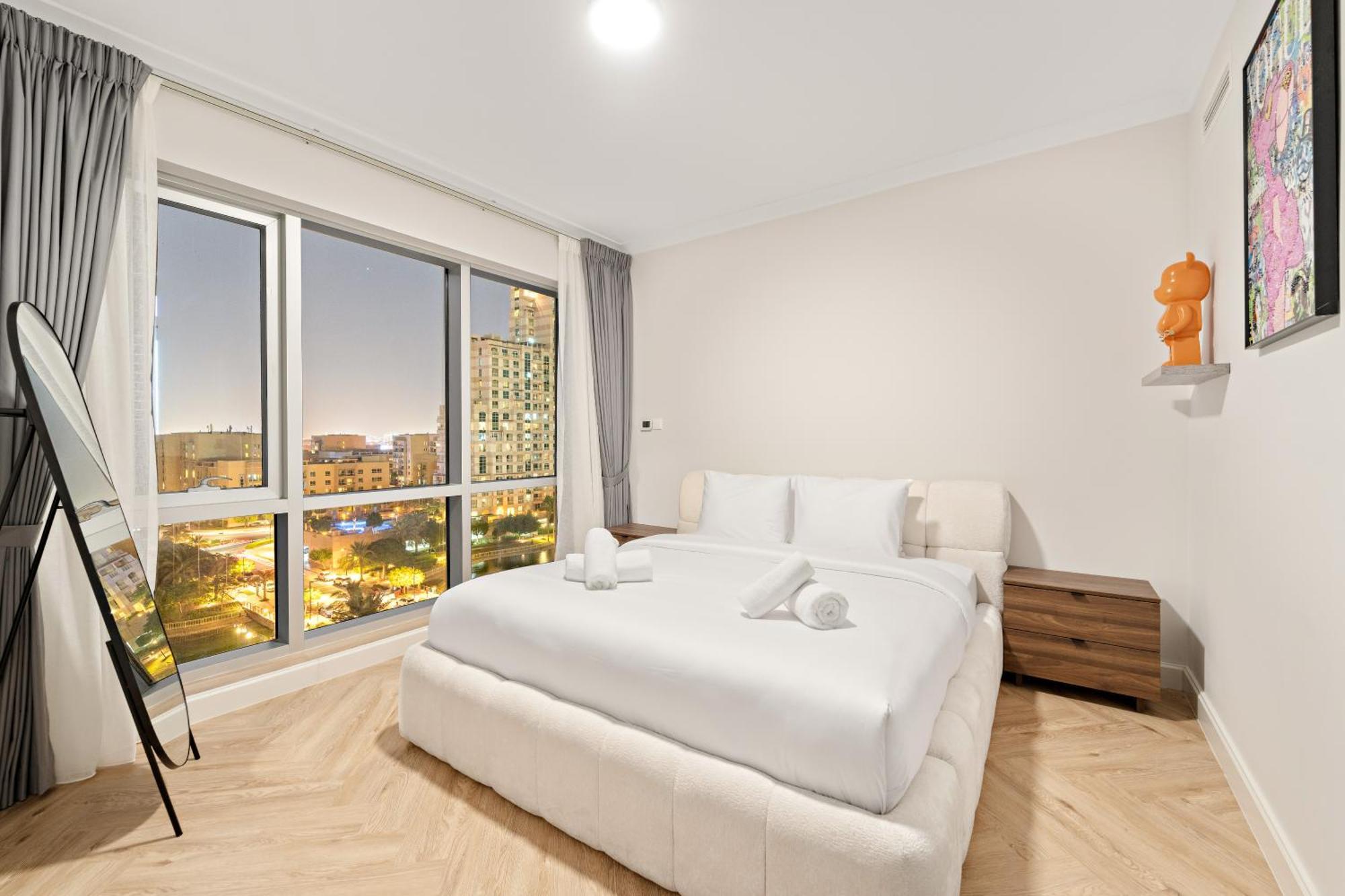 Luxe 1br In Fairways East With Canal Views Dubai