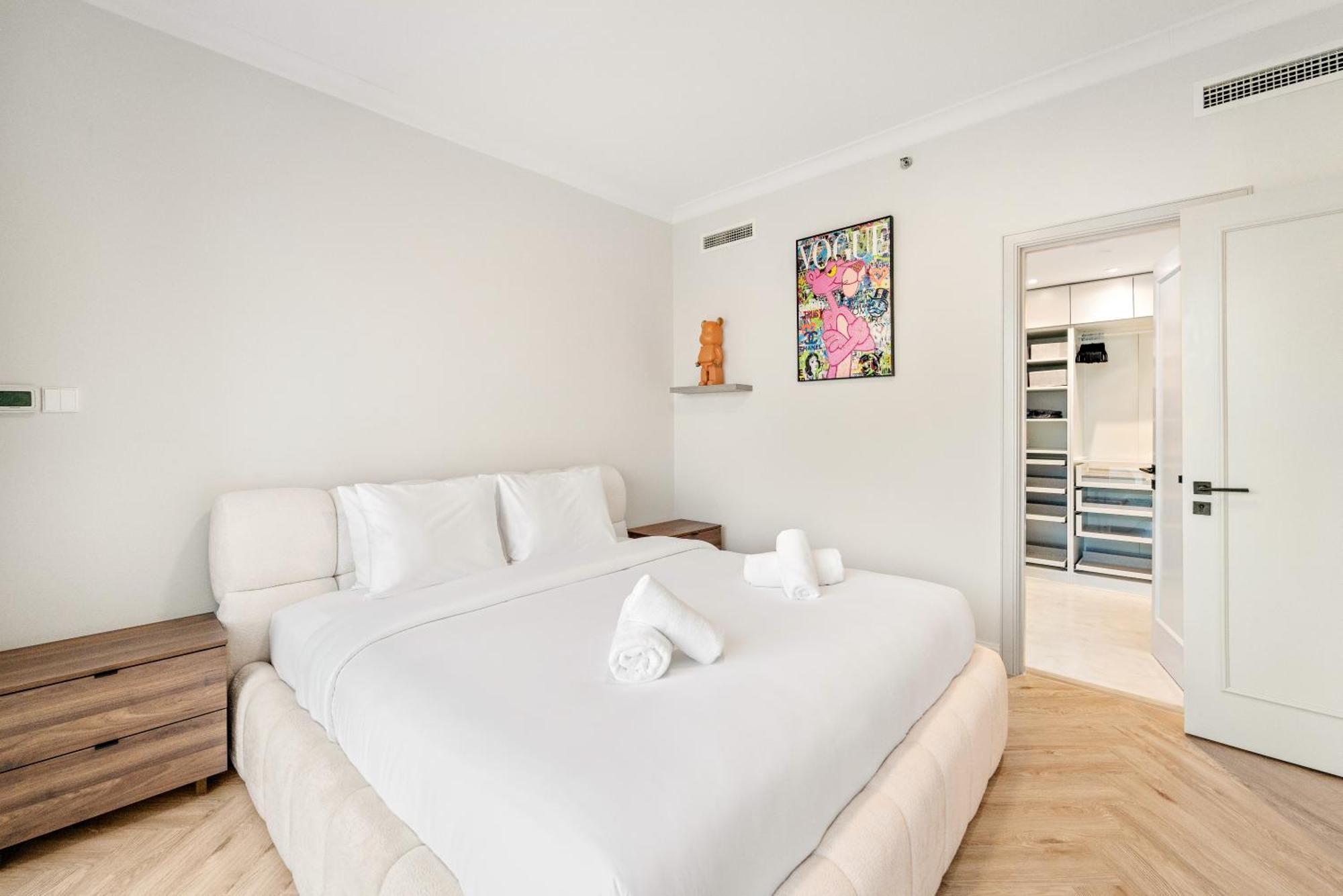 Luxe 1br In Fairways East With Canal Views Apartment