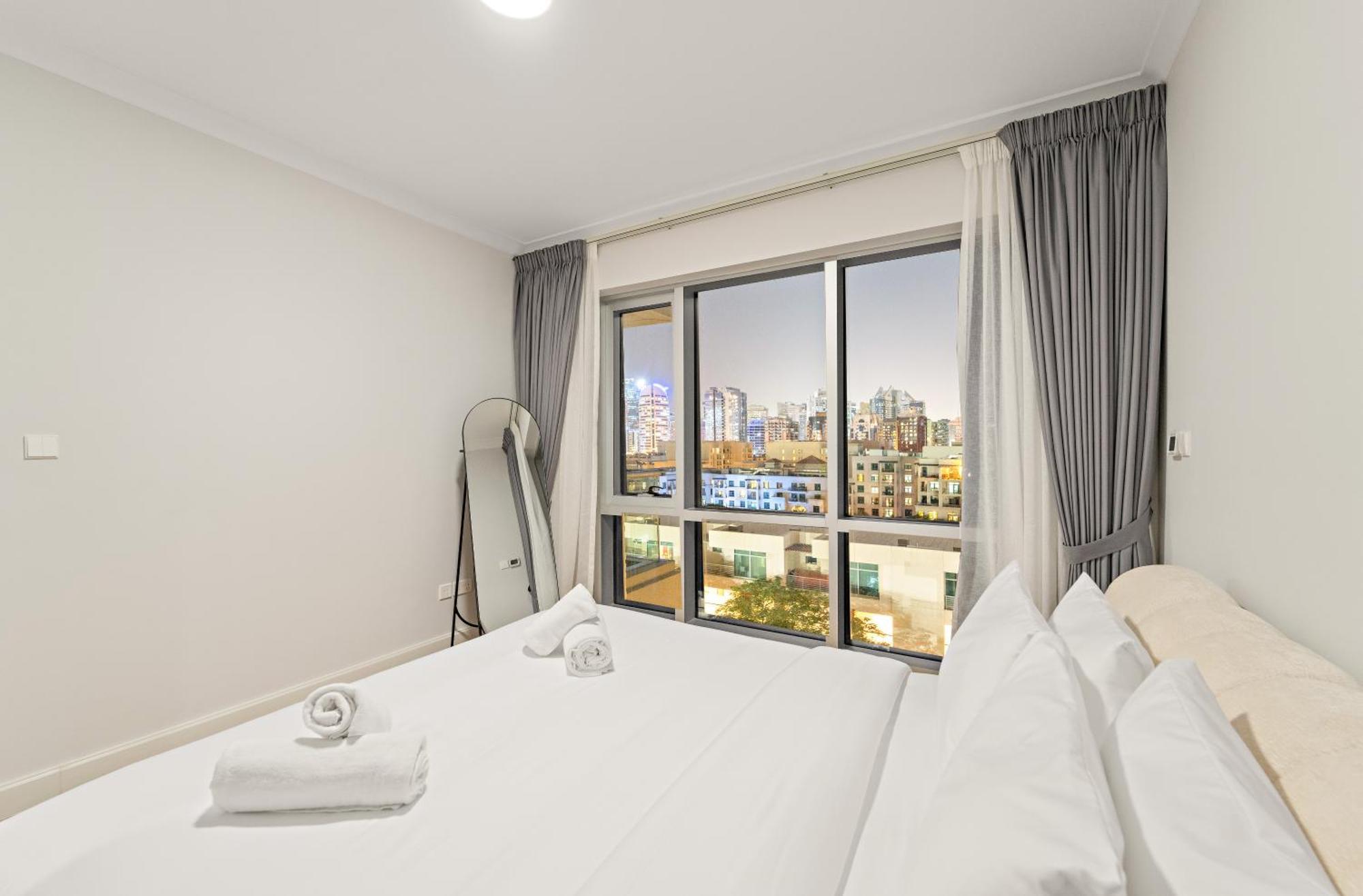 Luxe 1br In Fairways East With Canal Views * Dubai