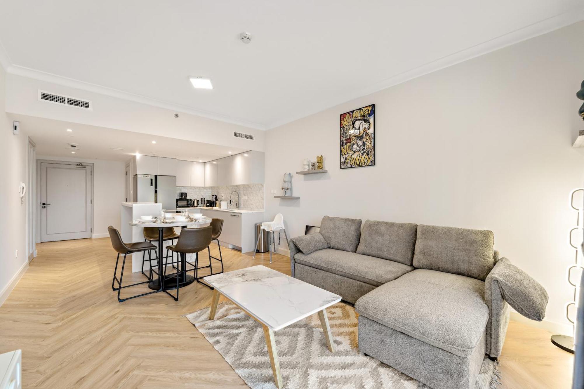 Luxe 1br In Fairways East With Canal Views
