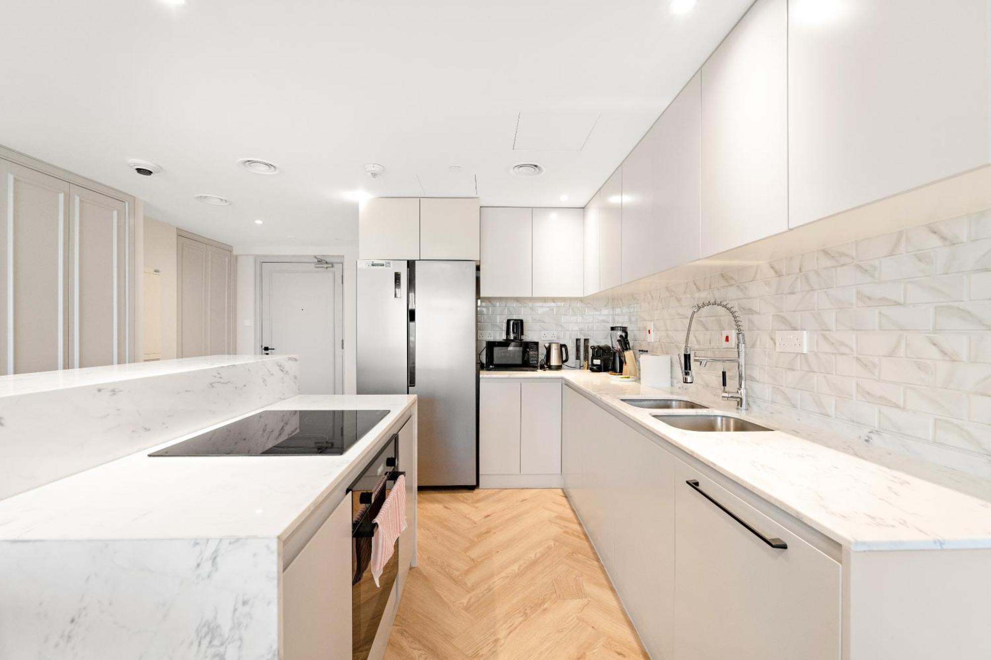Luxe 1br In Fairways East With Canal Views