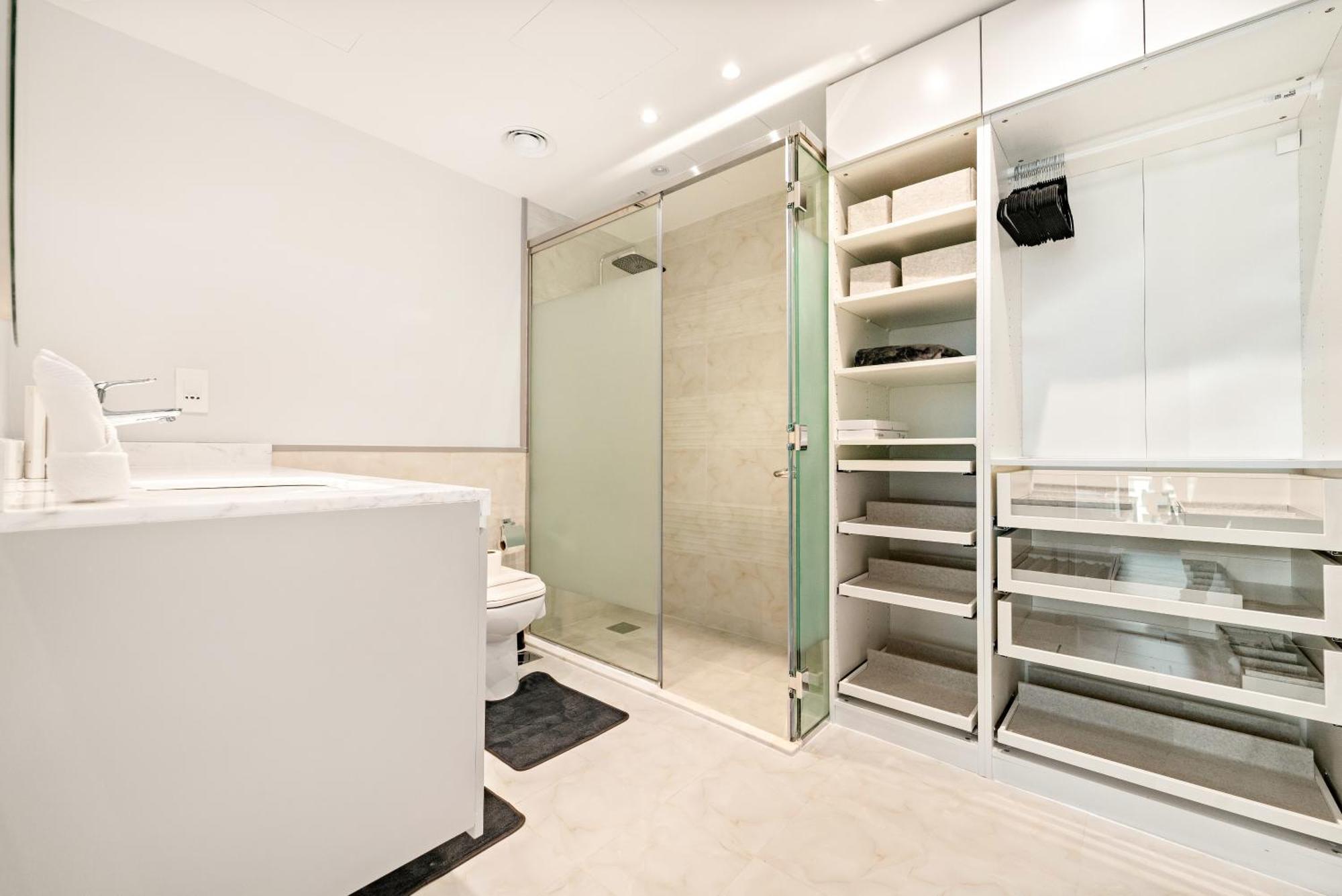 Apartment Luxe 1br In Fairways East With Canal Views