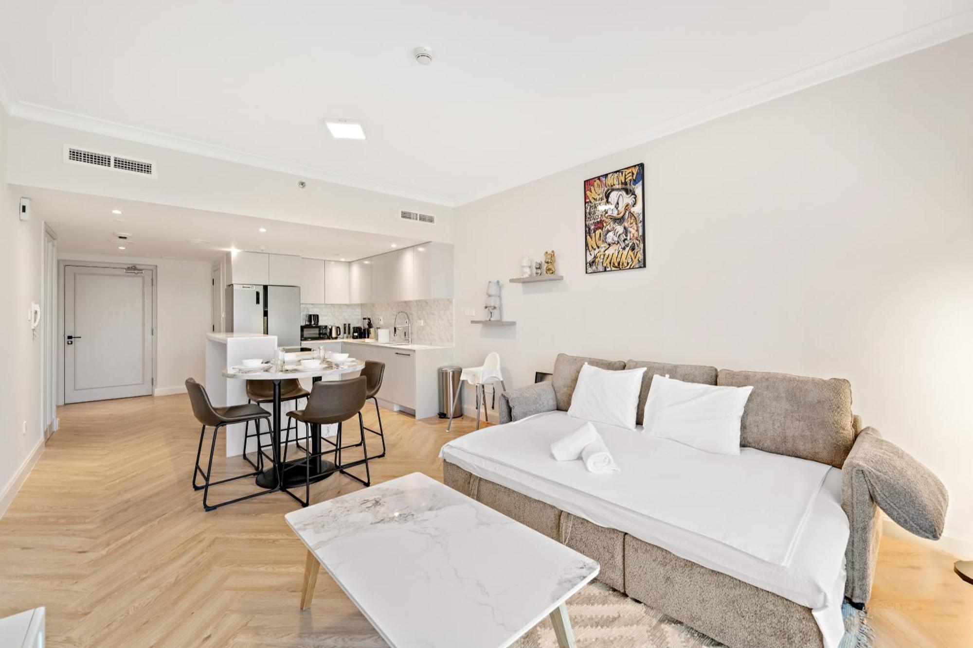 Luxe 1br In Fairways East With Canal Views Dubai