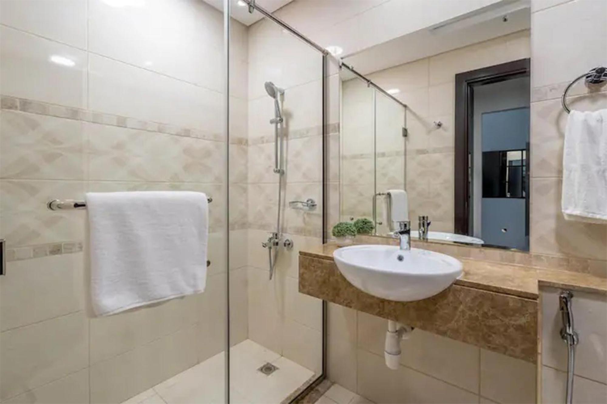 Cozy With Sea & Canal View In Court Tower Apartment