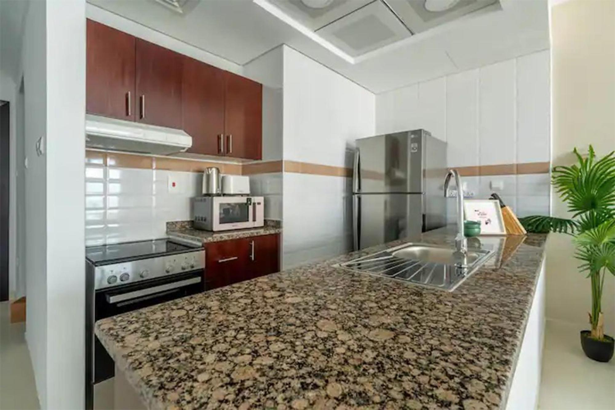 Cozy With Sea & Canal View In Court Tower Apartment