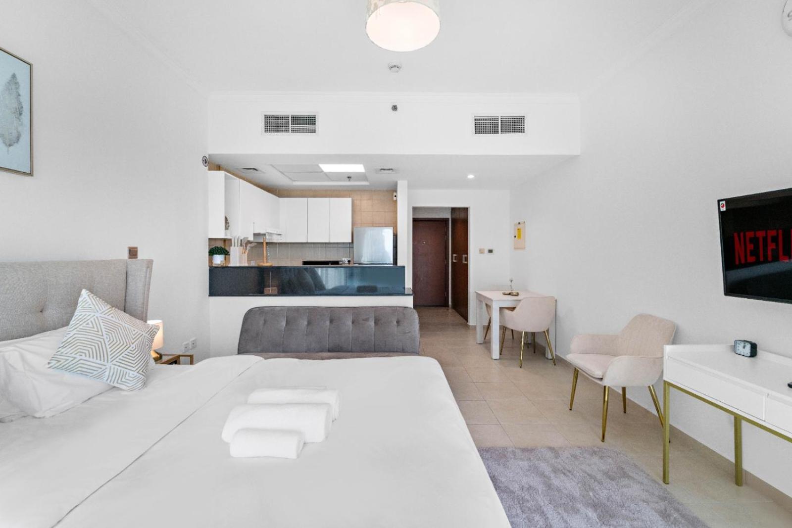 Charming Near Burj Khalifa With Gym & Pool Apartment *