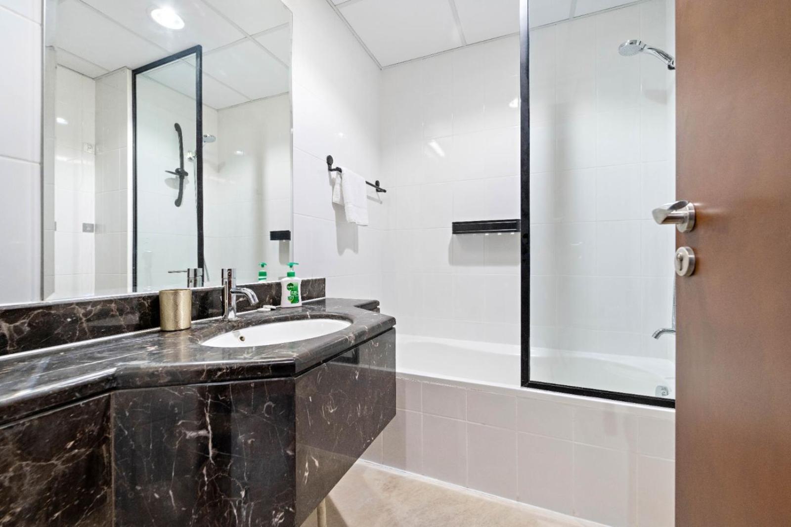 Apartment Charming Near Burj Khalifa With Gym & Pool *