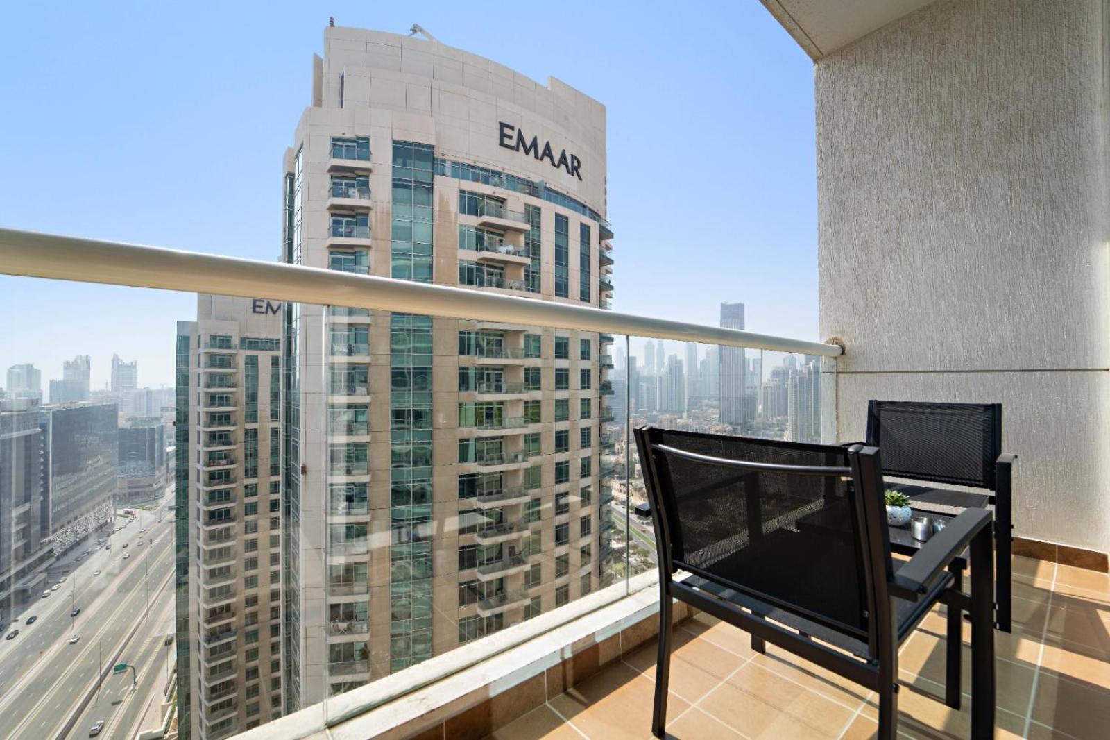 Charming Near Burj Khalifa With Gym & Pool Apartment *