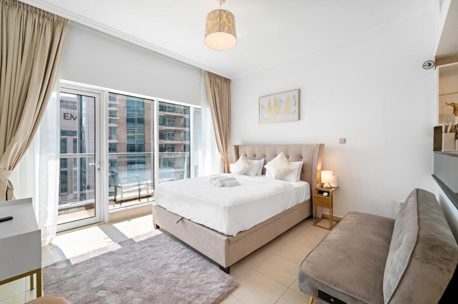 Charming Near Burj Khalifa With Gym & Pool *