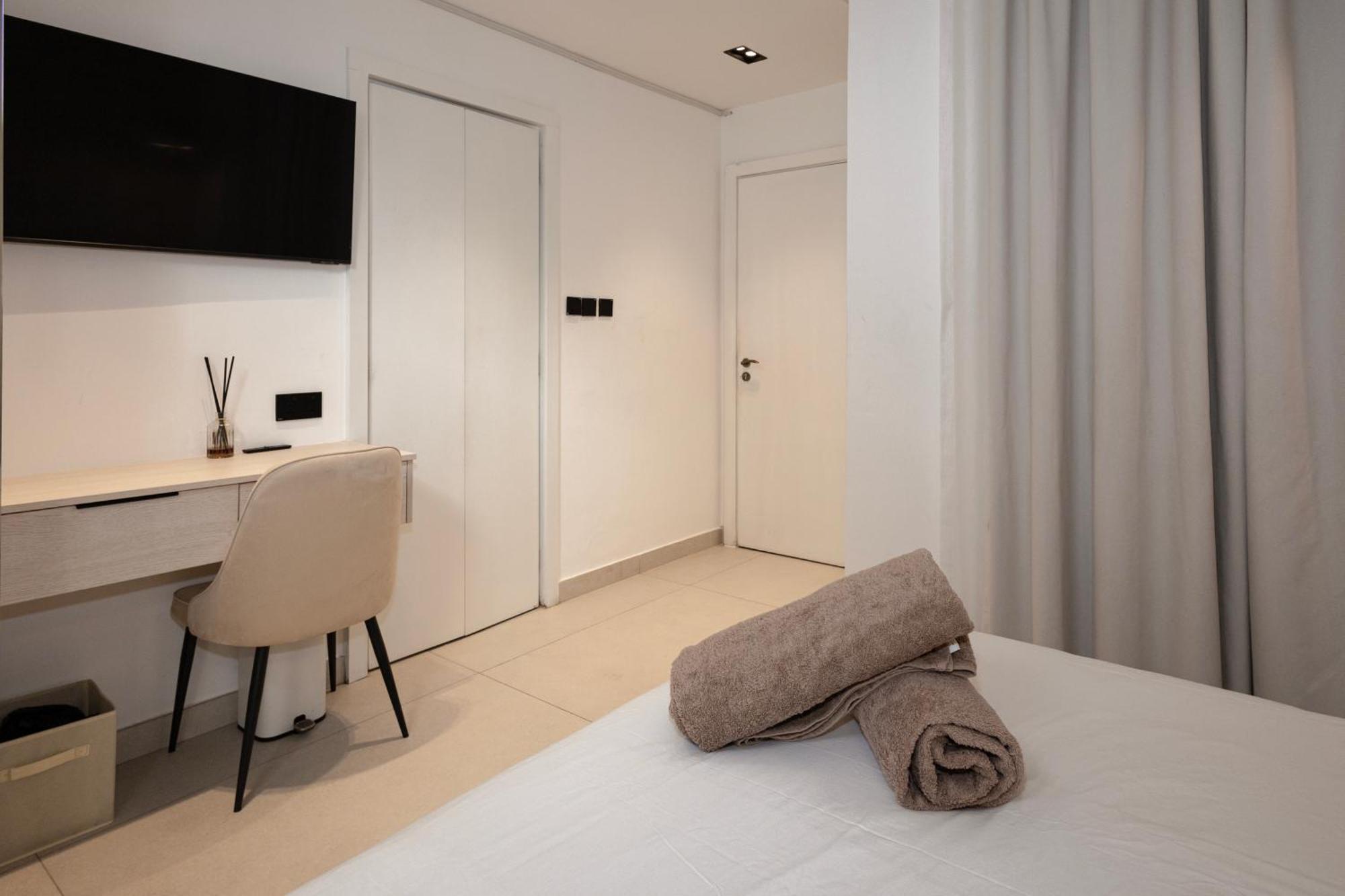 Luxurious 5bhk With Pool Bbq And Full Time Housemaid Assistance - Live In Villa Dubai