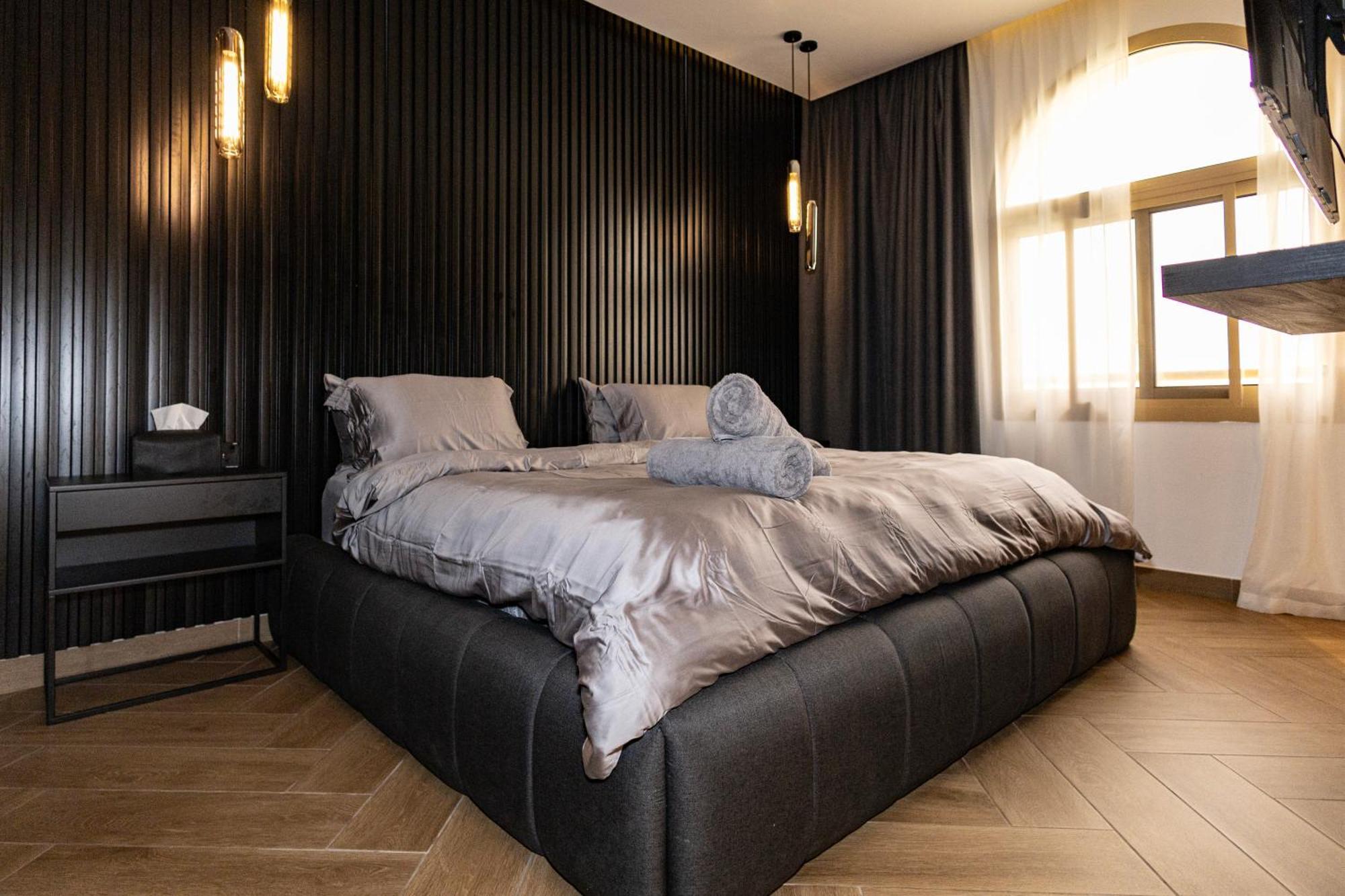 Luxurious 5bhk With Pool Bbq And Full Time Housemaid Assistance - Live In Dubai