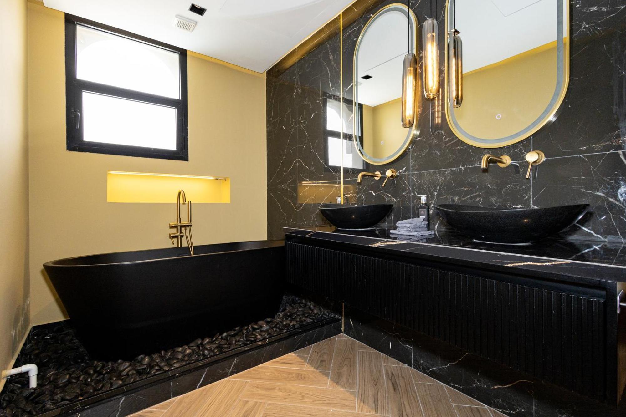 Luxurious 5bhk With Pool Bbq And Full Time Housemaid Assistance - Live In *
