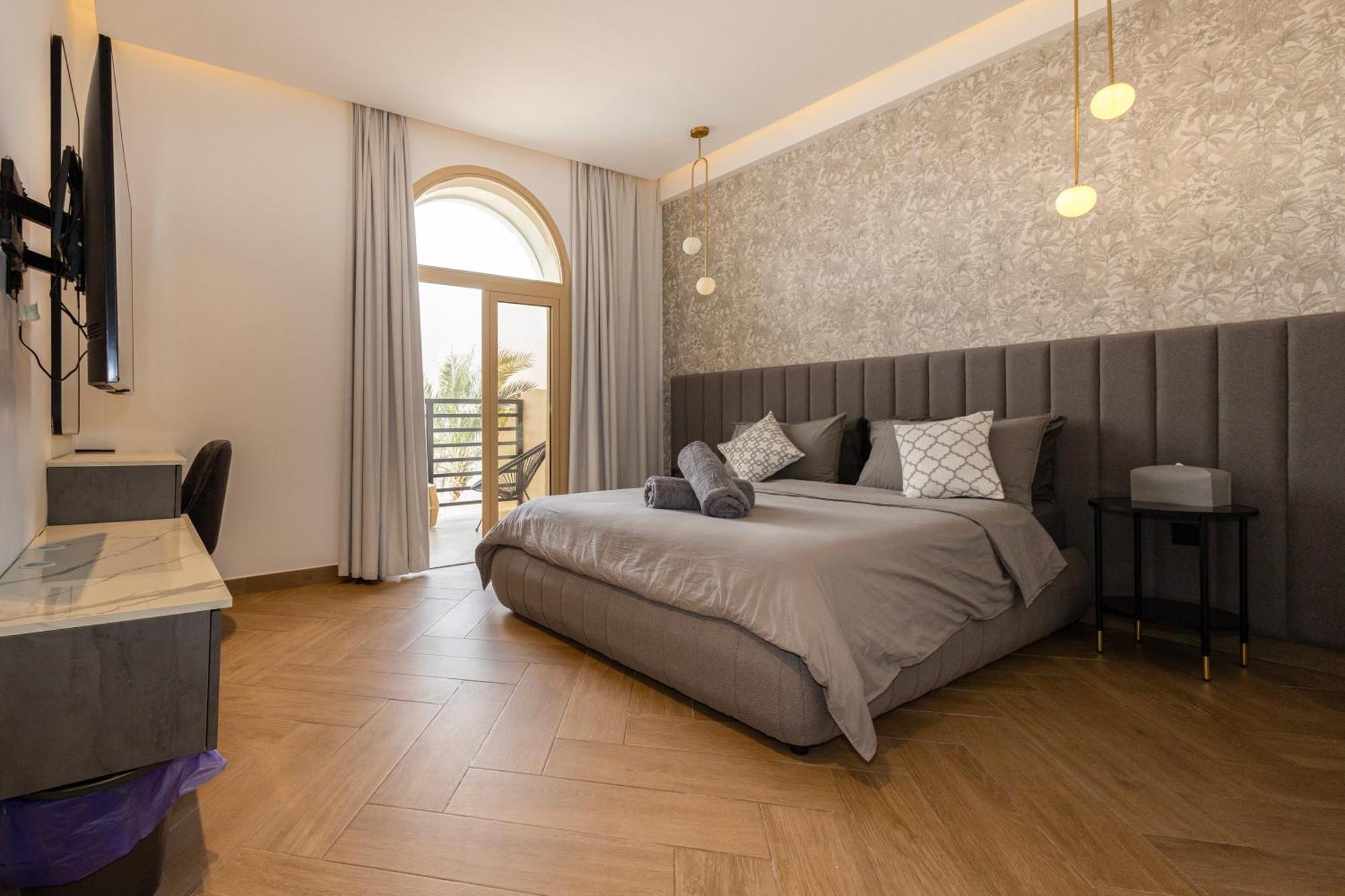 Luxurious 5bhk With Pool Bbq And Full Time Housemaid Assistance - Live In