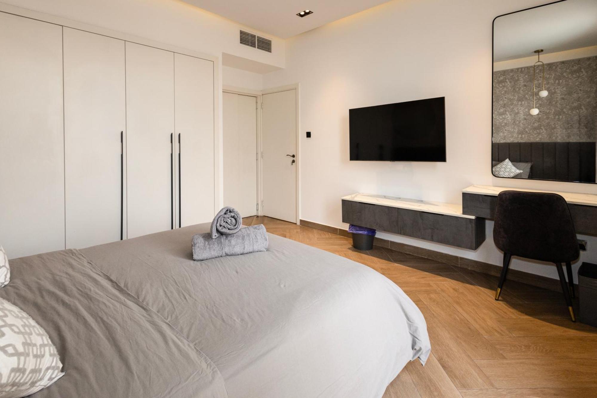 Luxurious 5bhk With Pool Bbq And Full Time Housemaid Assistance - Live In Villa