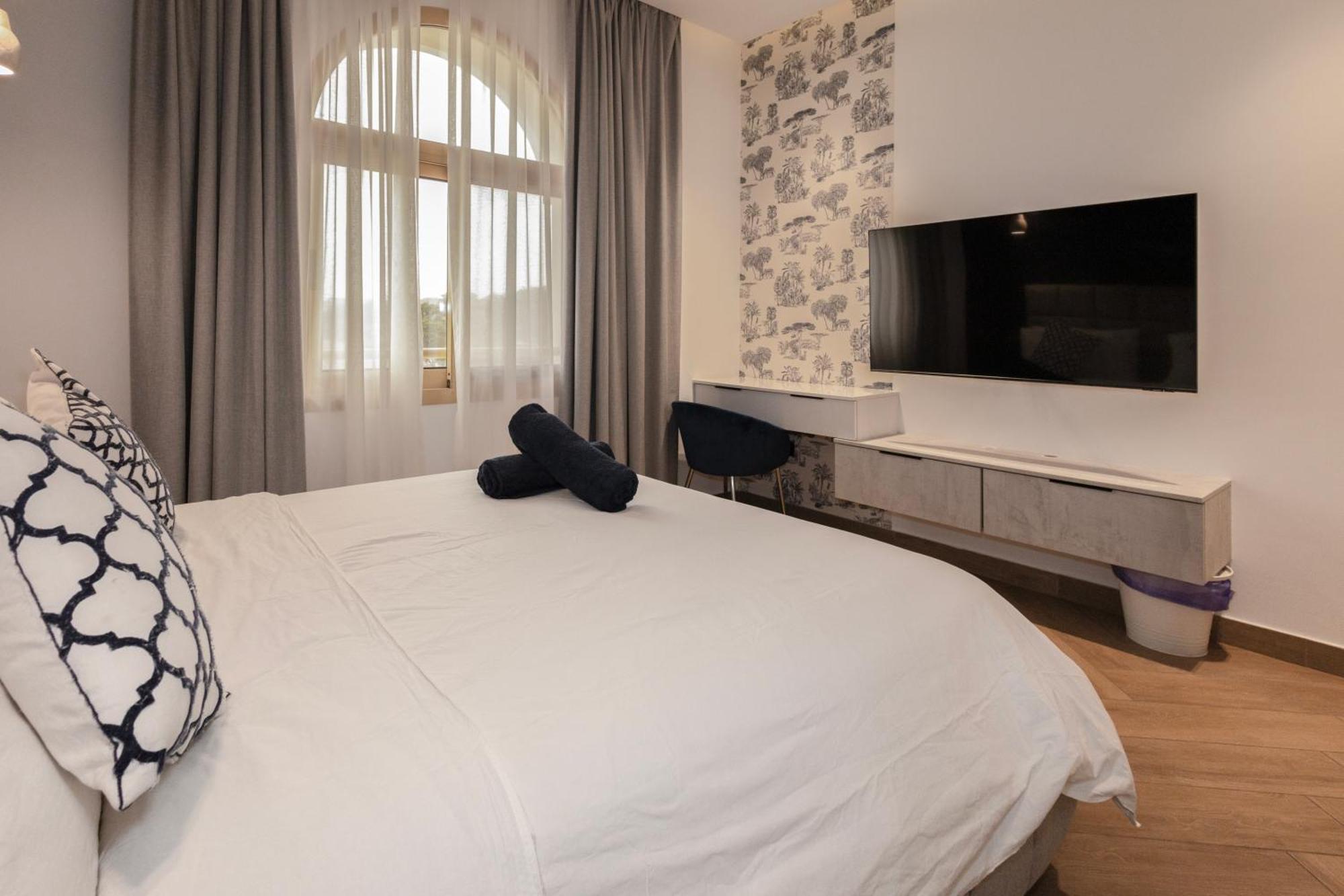 Luxurious 5bhk With Pool Bbq And Full Time Housemaid Assistance - Live In * Dubai
