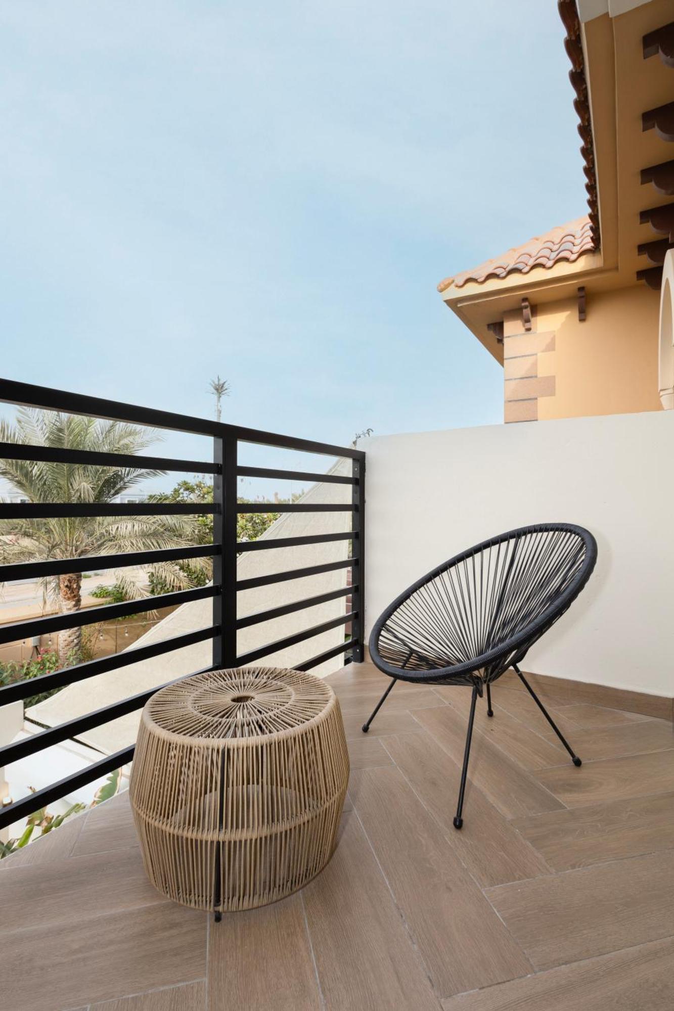 Luxurious 5bhk With Pool Bbq And Full Time Housemaid Assistance - Live In Villa Dubai