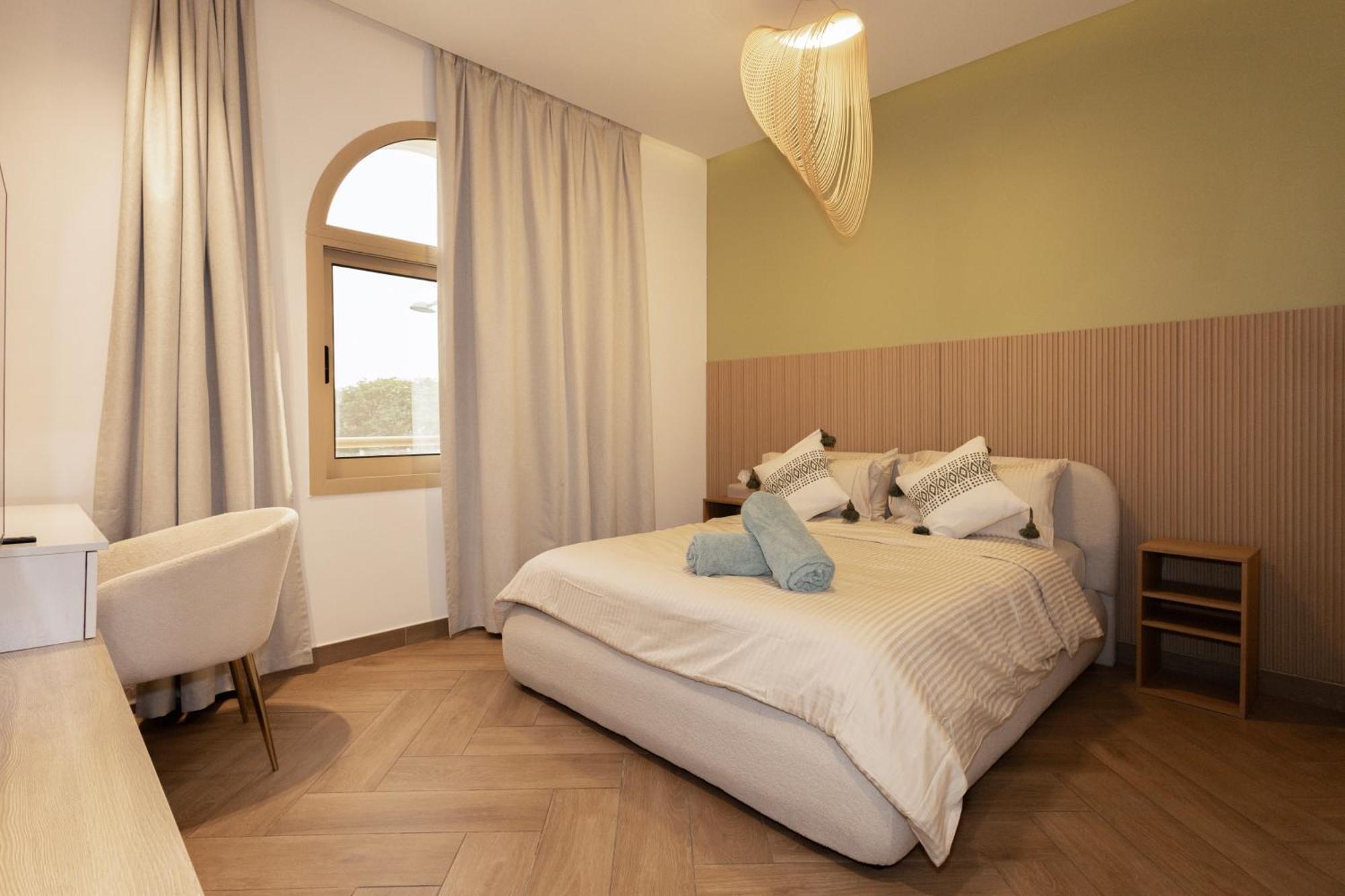 Luxurious 5bhk With Pool Bbq And Full Time Housemaid Assistance - Live In Villa Dubai