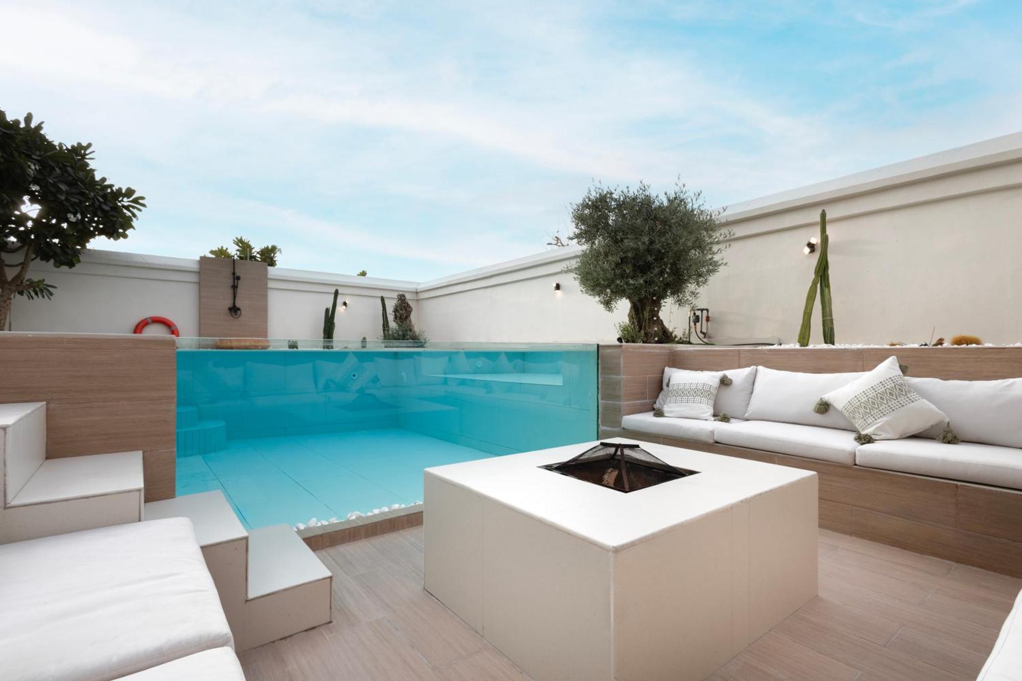 Luxurious 5bhk With Pool Bbq And Full Time Housemaid Assistance - Live In