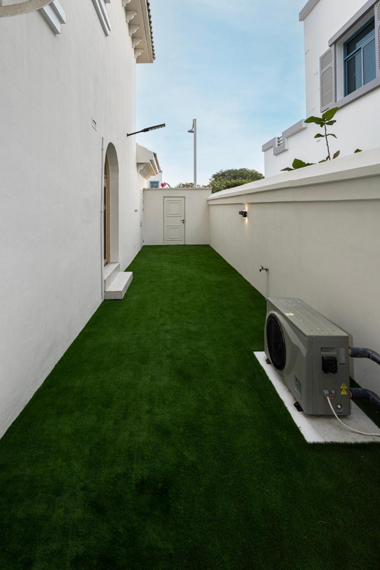 Luxurious 5bhk With Pool Bbq And Full Time Housemaid Assistance - Live In Villa *