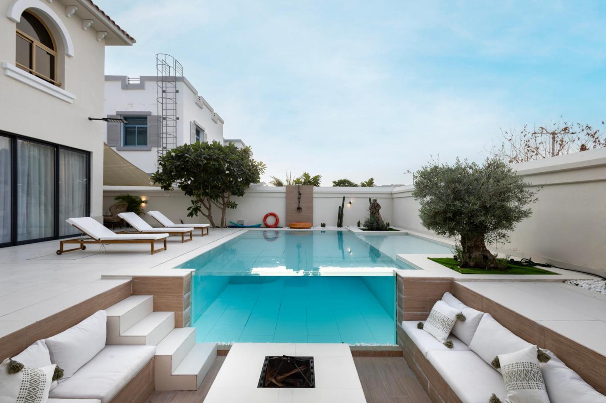 Luxurious 5bhk With Pool Bbq And Full Time Housemaid Assistance - Live In * Dubai