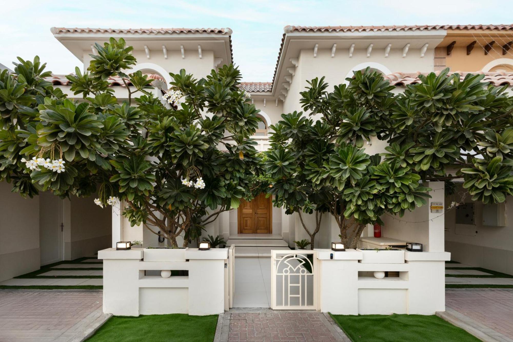 Villa Luxurious 5bhk With Pool Bbq And Full Time Housemaid Assistance - Live In *
