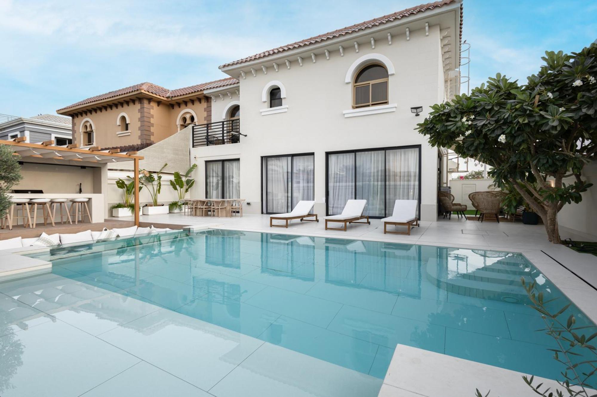 Luxurious 5bhk With Pool Bbq And Full Time Housemaid Assistance - Live In Villa Dubai