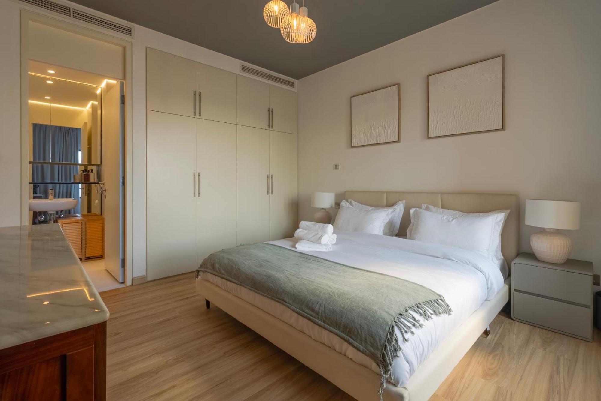 Elegant 1-bedroom Apartment, Full Burj Khalifa & Downtown Views *