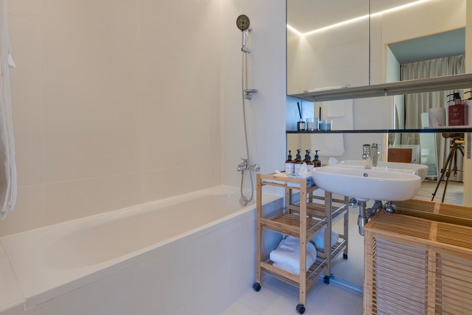 Elegant 1-bedroom Apartment, Full Burj Khalifa & Downtown Views Dubai
