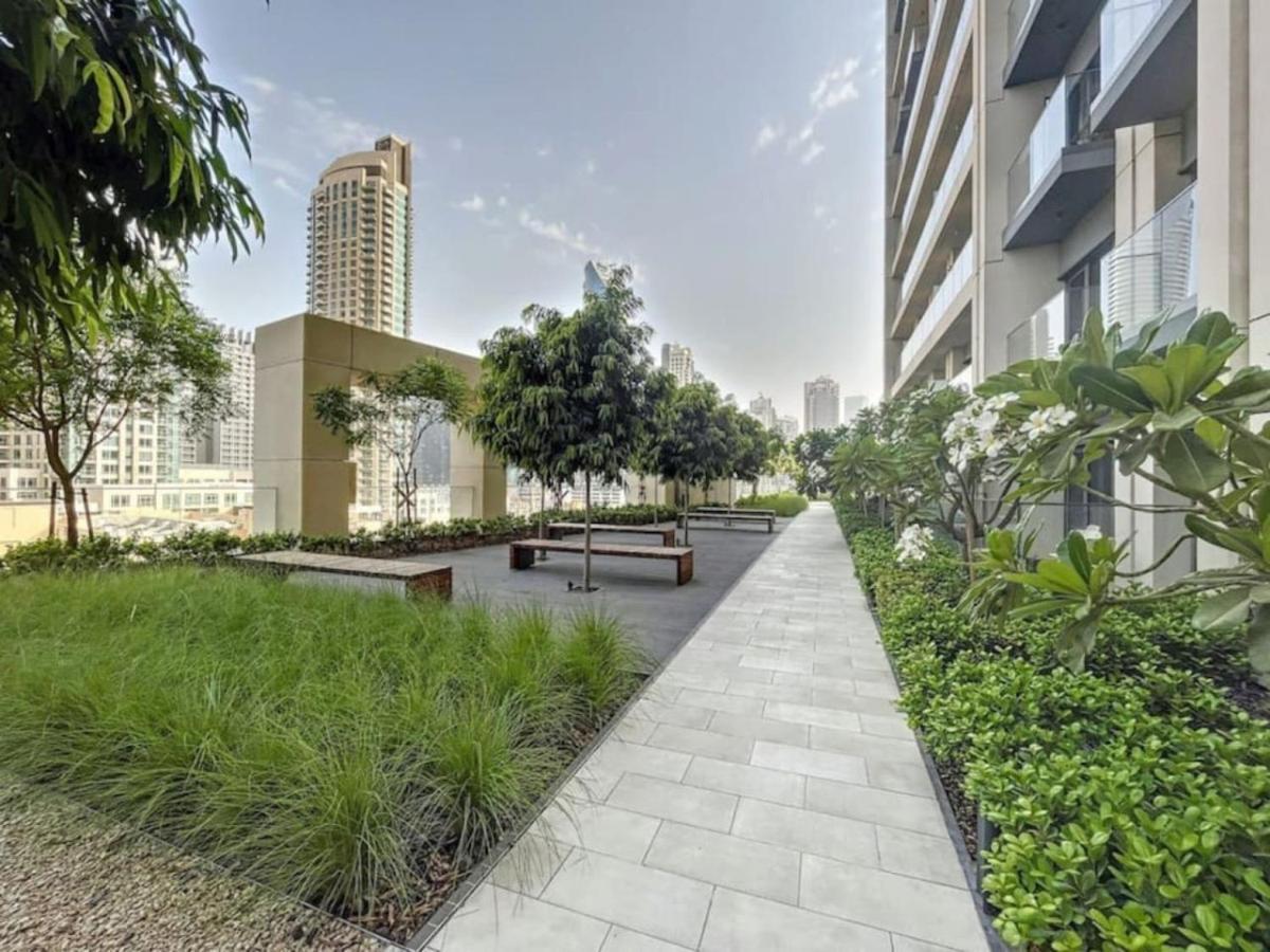 Burj Royale - Mesmerizing Three Bed With Burj View Apartment *