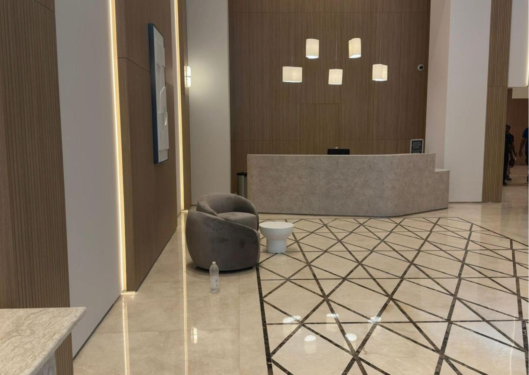 Eloquent 1br With Dedicated Study Area *