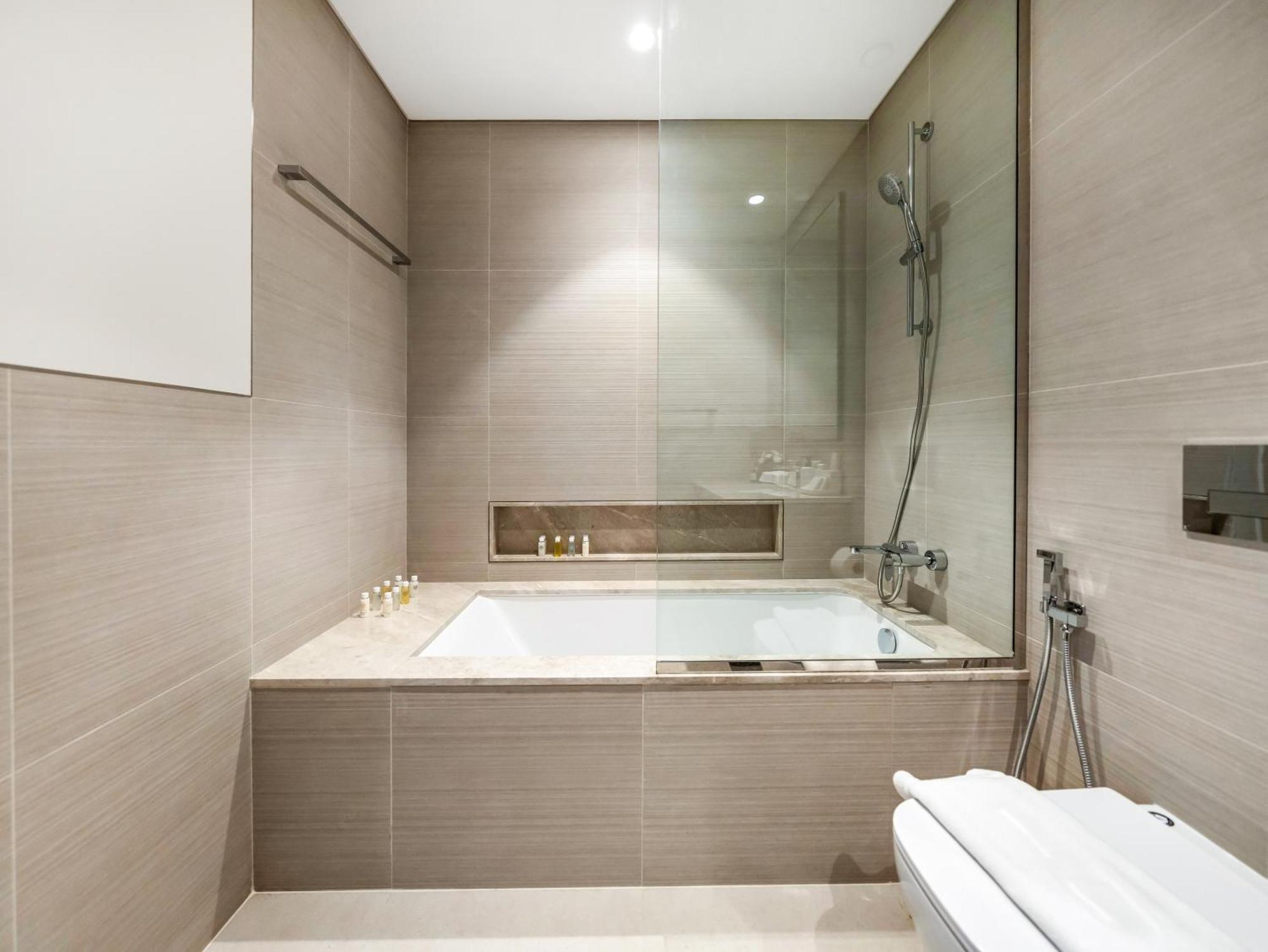 Signature Series 1 Bedroom I Free Parking, Gym, Pool I Playstation 5 I By Skyline Serenity Apartment