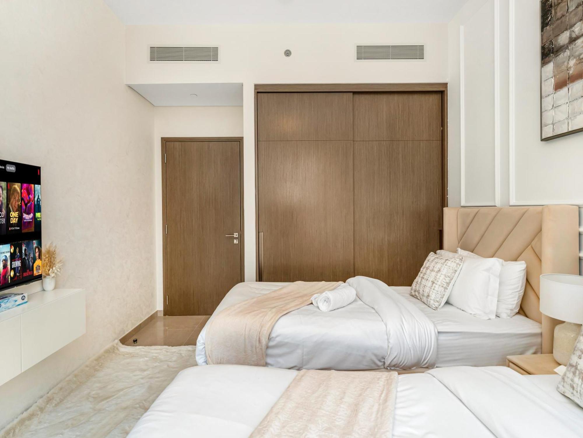 Signature Series 1 Bedroom I Free Parking, Gym, Pool I Playstation 5 I By Skyline Serenity Apartment *