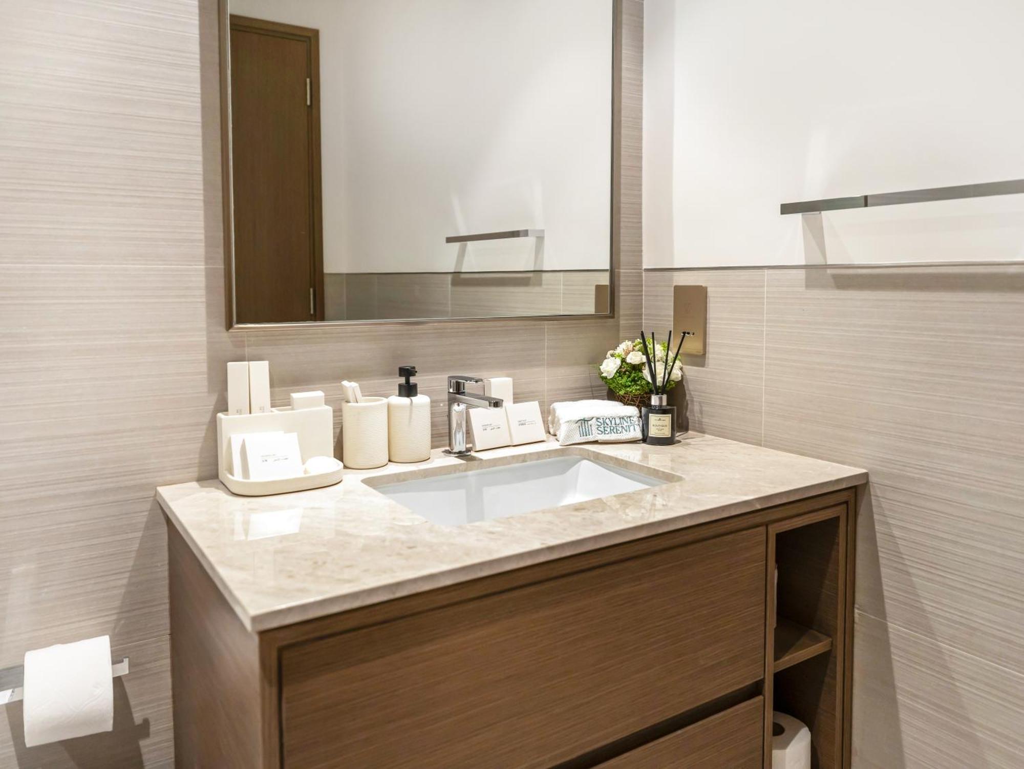 Signature Series 1 Bedroom I Free Parking, Gym, Pool I Playstation 5 I By Skyline Serenity *