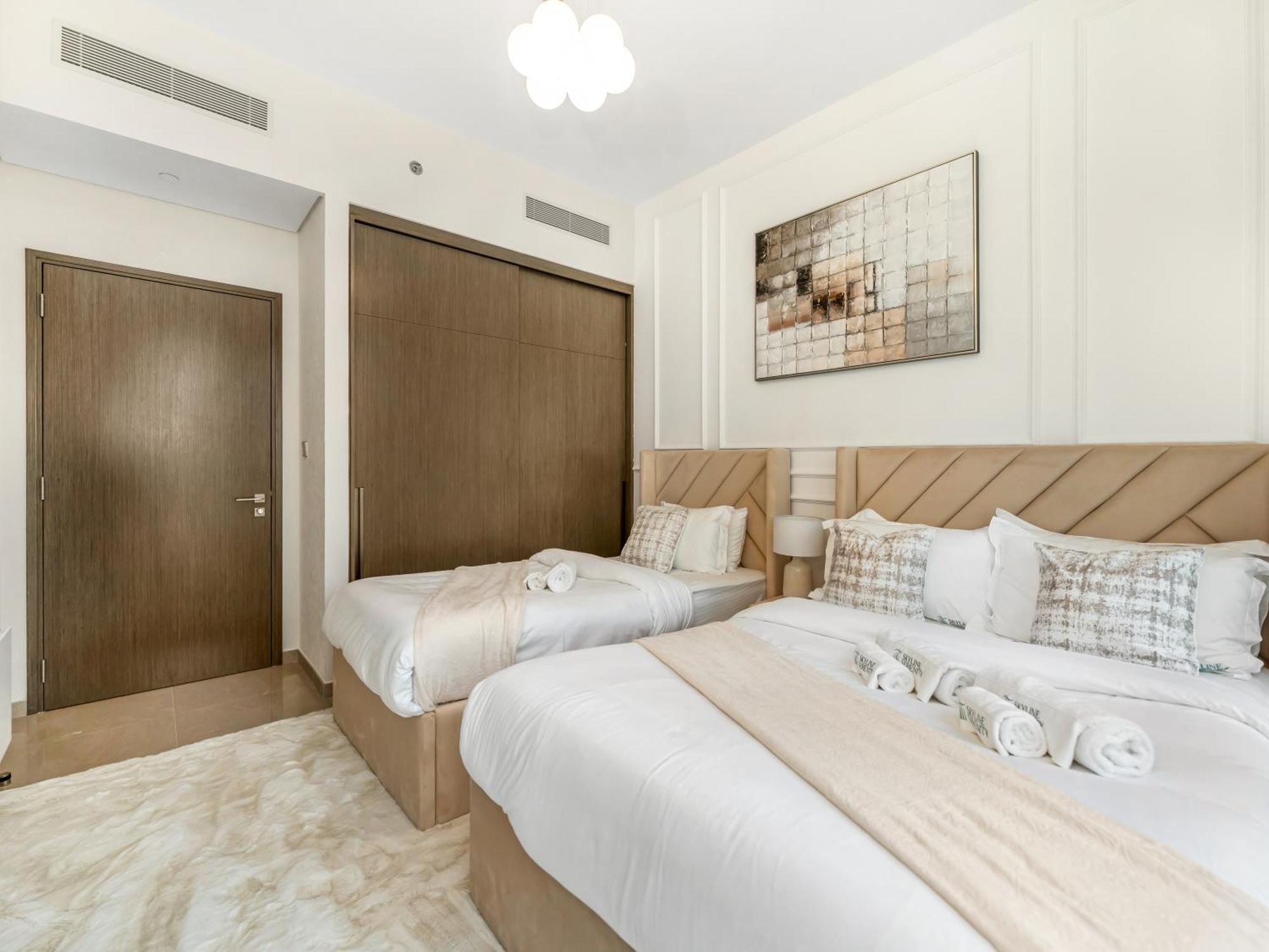 Signature Series 1 Bedroom I Free Parking, Gym, Pool I Playstation 5 I By Skyline Serenity Apartment