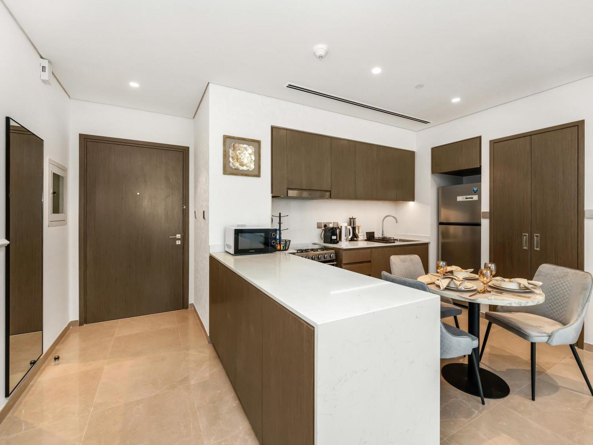 Signature Series 1 Bedroom I Free Parking, Gym, Pool I Playstation 5 I By Skyline Serenity Apartment