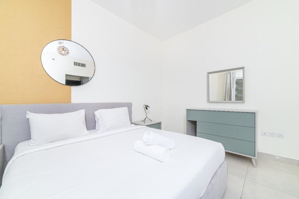 Luxurious 1-br With Balcony & Views Business Bay Apartment Dubai