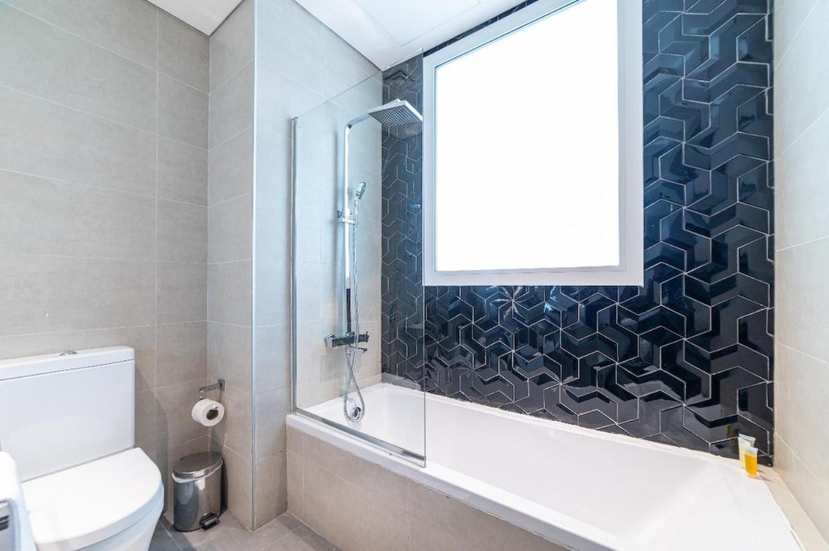 Luxurious 1-br With Balcony & Views Business Bay Dubai