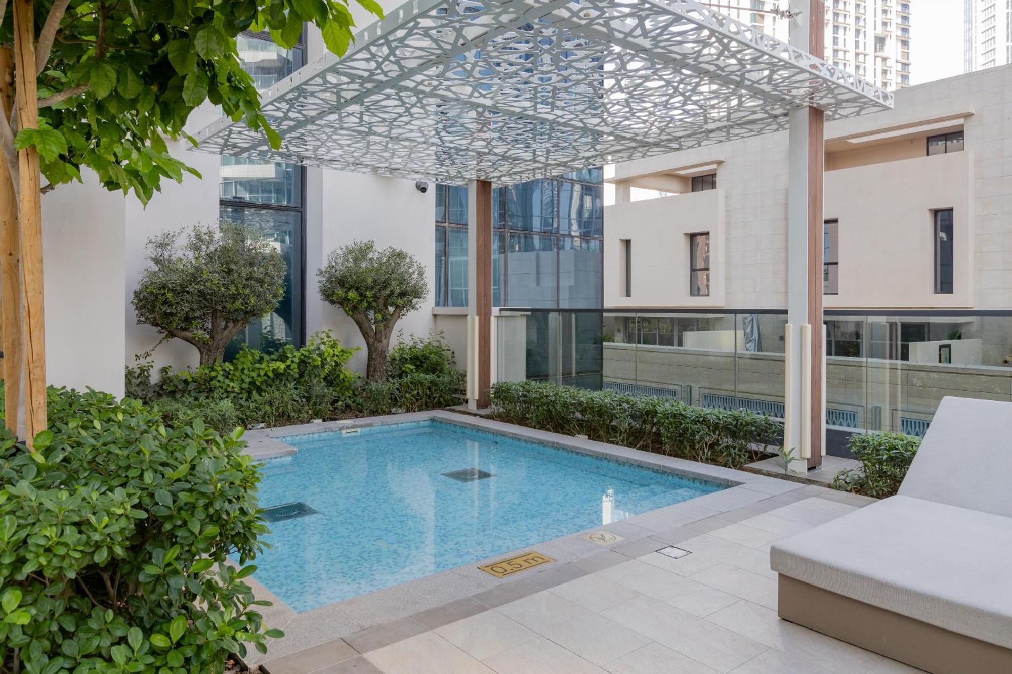 Apartment Steps To Mall & Burj, Ideal In Downtown Dubai