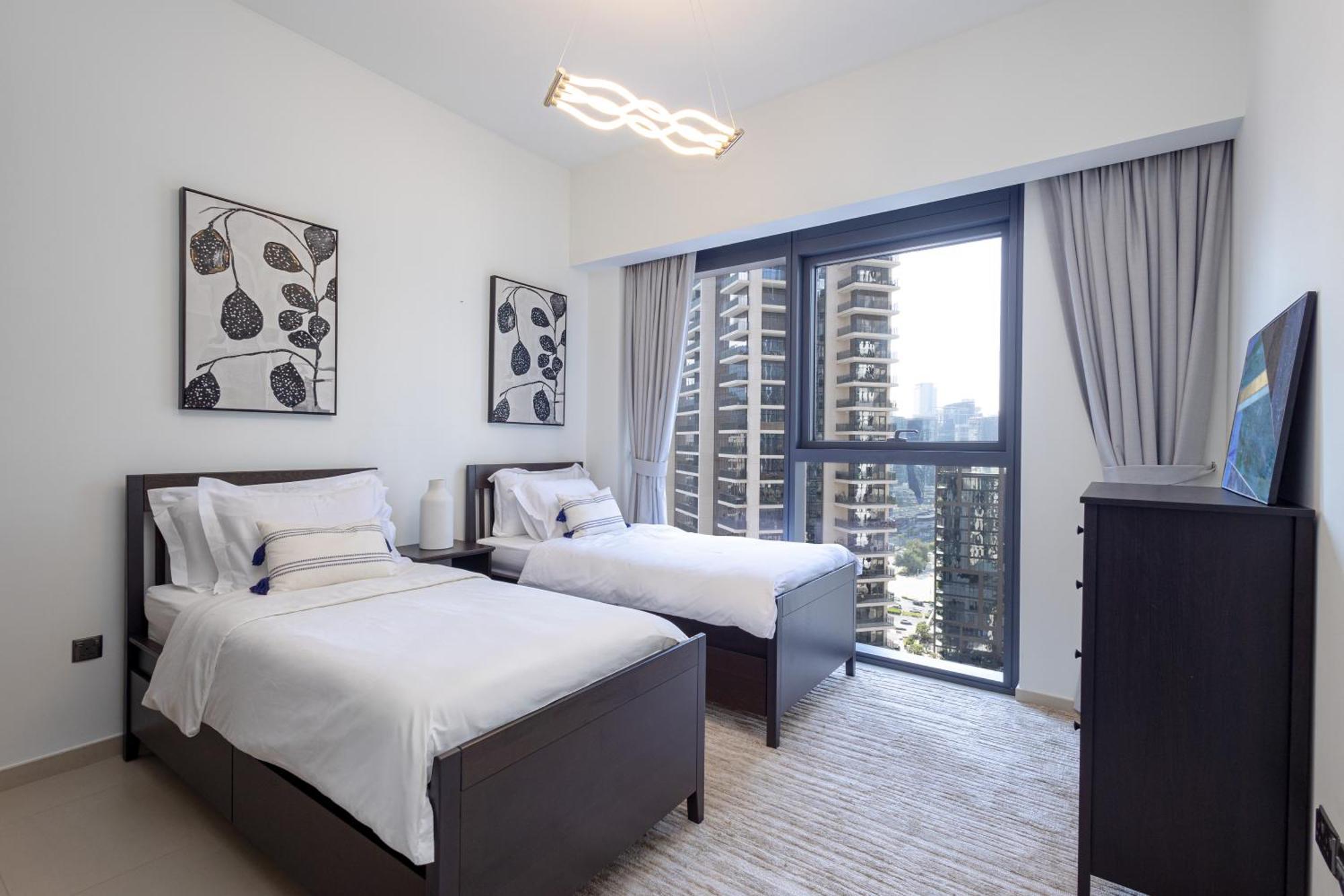 Steps To Mall & Burj, Ideal In Downtown Apartment Dubai